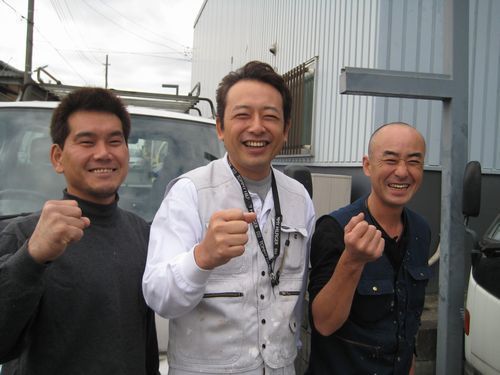 3人ガッツポーズ車.jpg